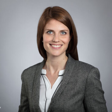 Bewerbungsfoto vor dem neutralen Hintergrund