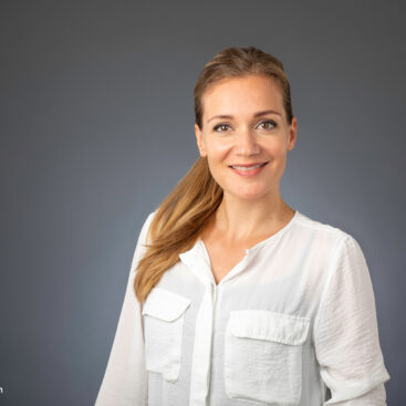 Frauen Bewerbungsfoto vor dem neutralen Hintergrund