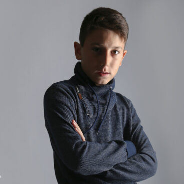 Kinderportrait auf grauem Hintergrund