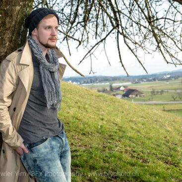 Outdoor Portrait eines jungen sporlichen Mannes in der Natur fotografiert